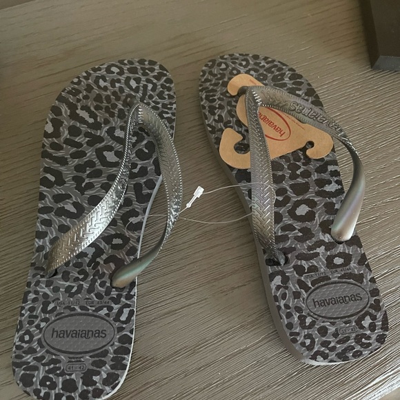 2 pairs of Havaianas Flip Flops - Picture 5 of 7
